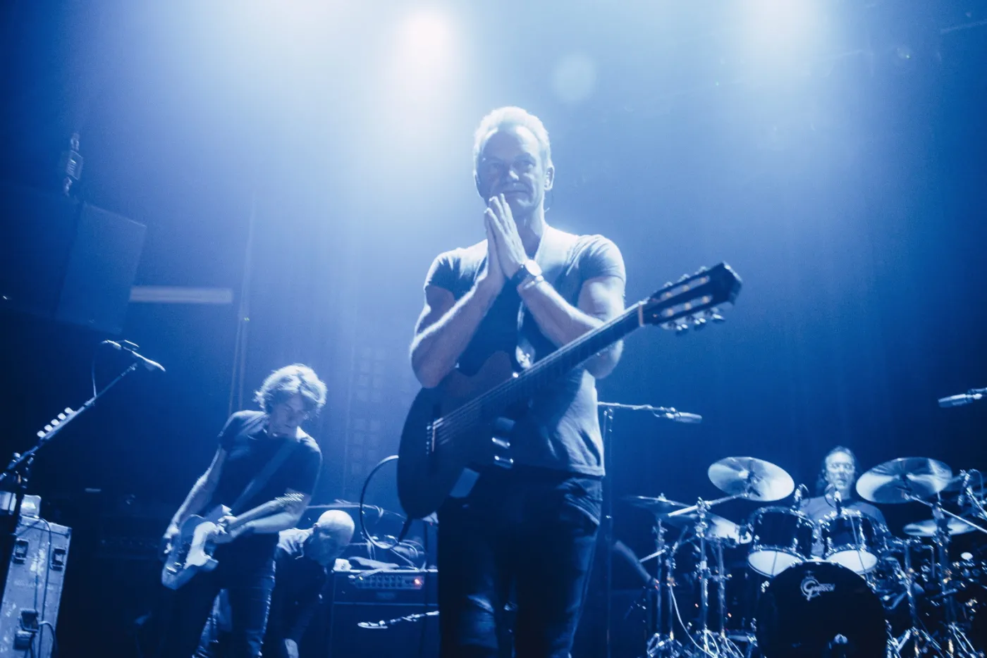 W rok po ataku terrorystycznym na klub Bataclan Sting zagrał koncert-hołd dla ofiar wydarzeń z 13 listopada 2015 roku