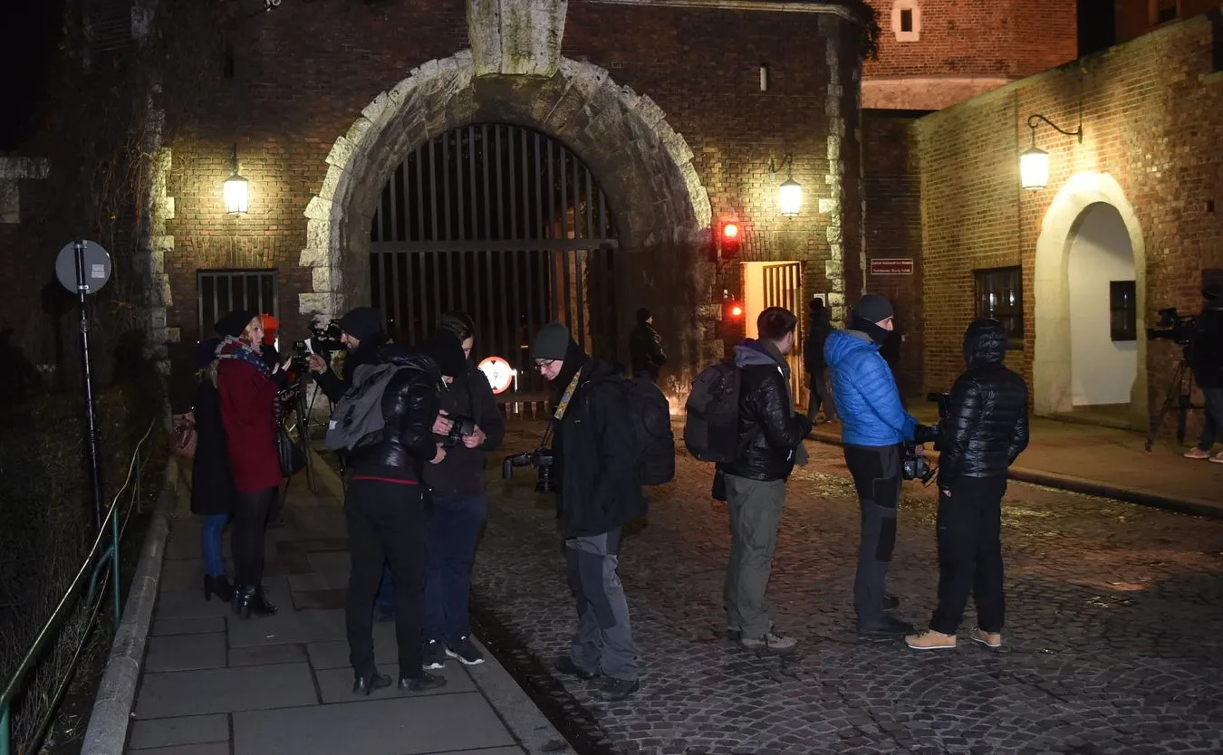 Dziennikarze zgromadzeni przed wjazdem na Wawel