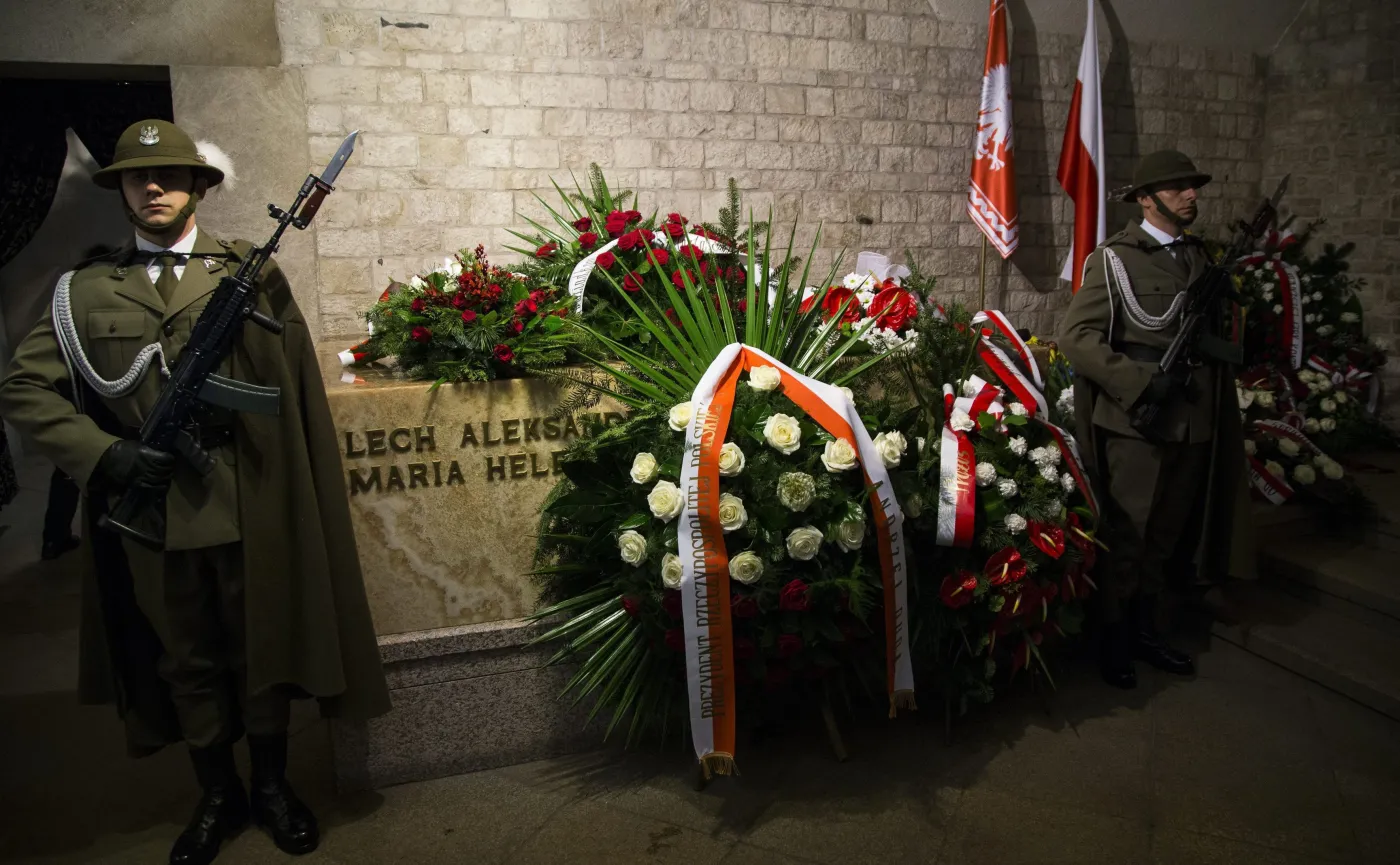 Sarkofag pary prezydenckiej na Wawelu - tutaj spoczywają Lech Kaczyński i Maria Kaczyńska