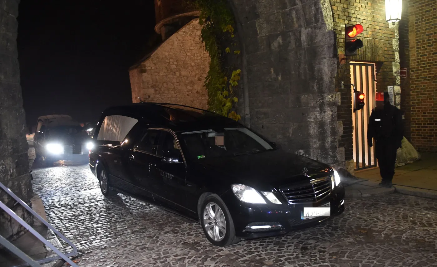 Samochody służb uczestniczących w ekshumacji opuszczają wawelskie wzgórze