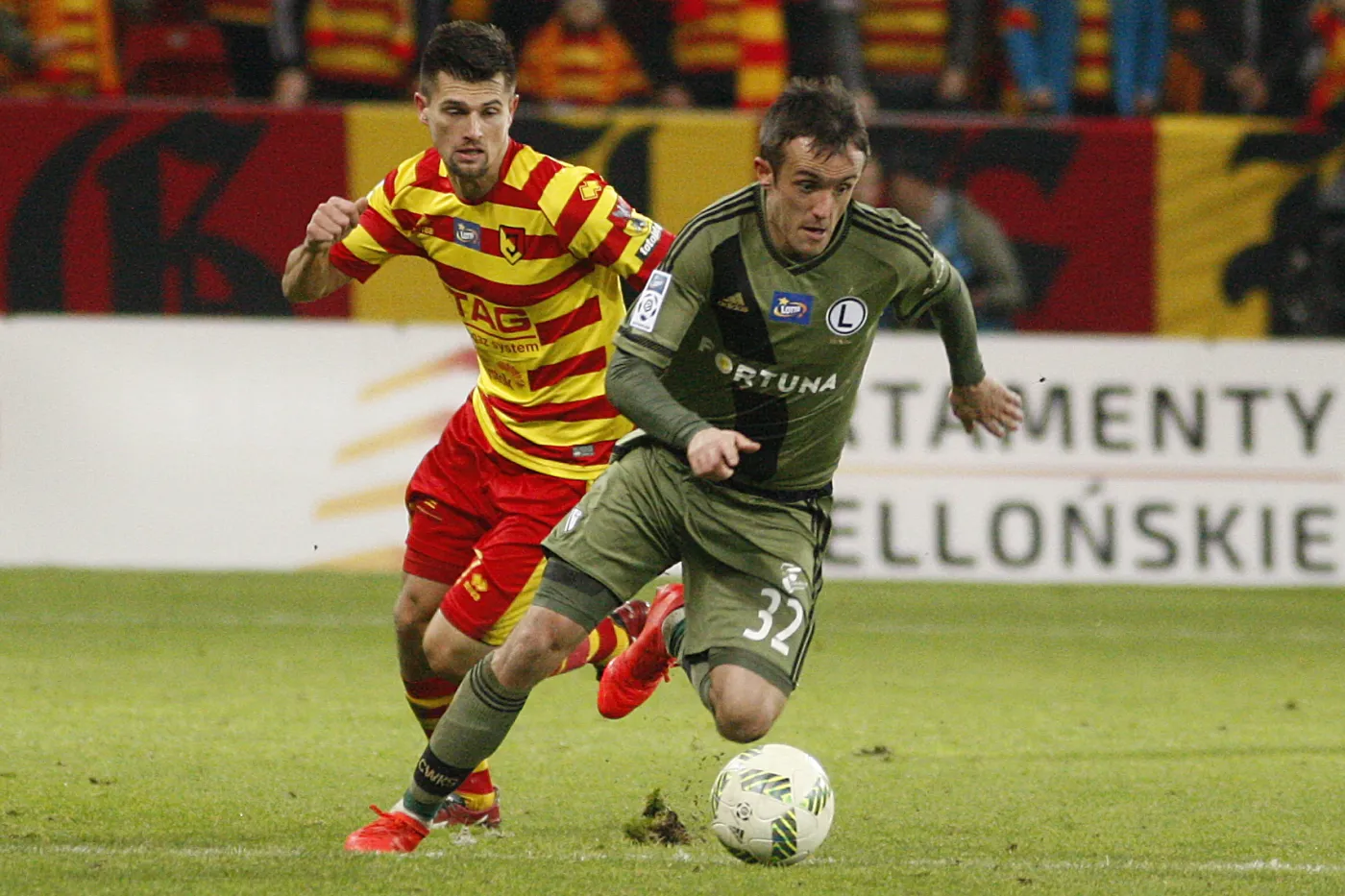 Zawodnik Jagiellonii Białystok Piotr Tomasik (L) i Miroslav Radović (P) z Legii Warszawa