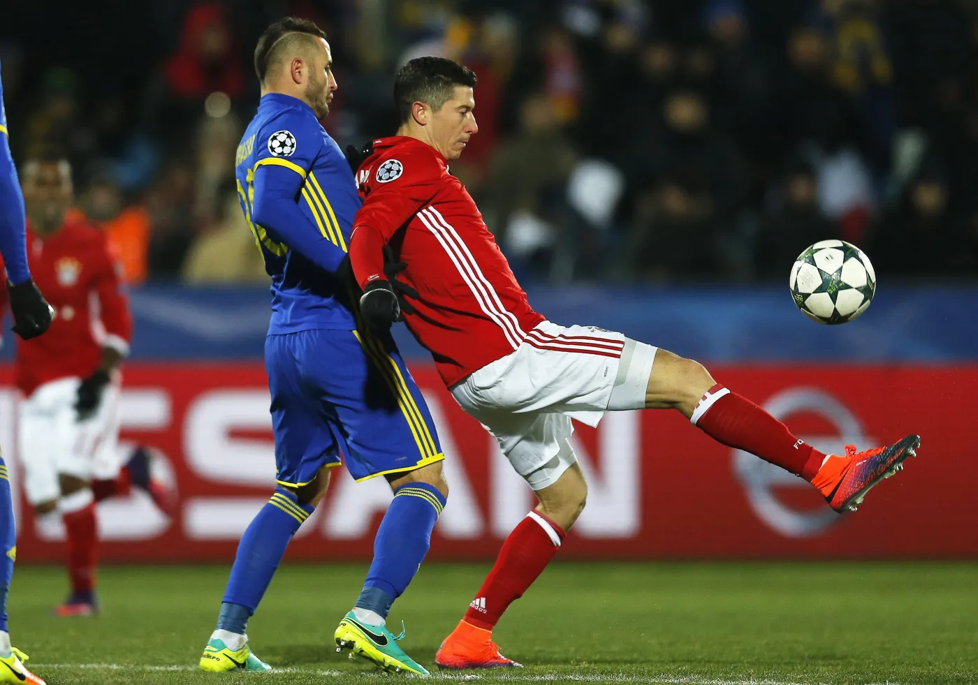 Robert Lewandowski (w czerwonym stroju)