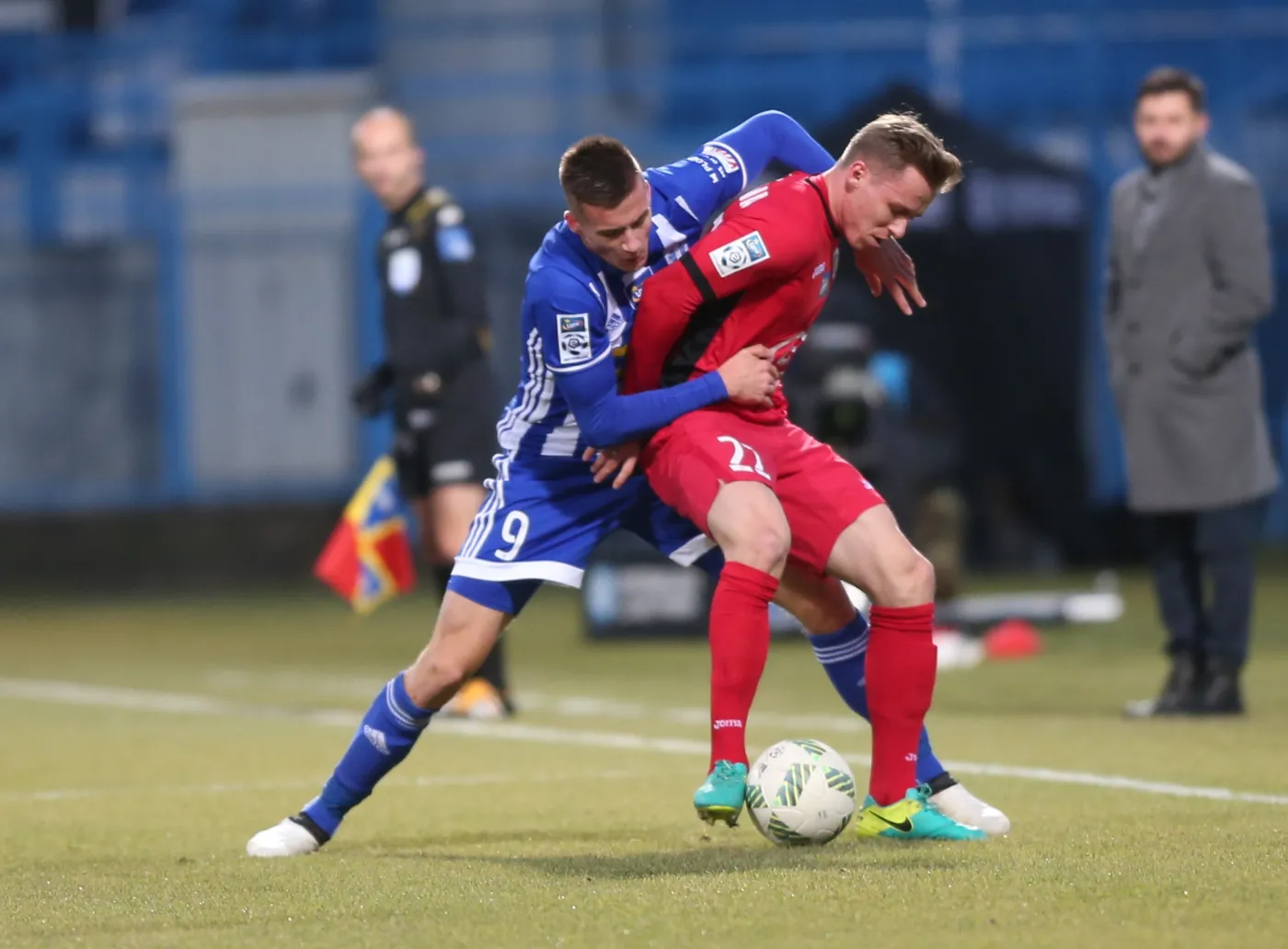 Zawodnik Wisły Płock Arkadiusz Reca (L) i Tomasz Mokwa (P) z Piasta Gliwice