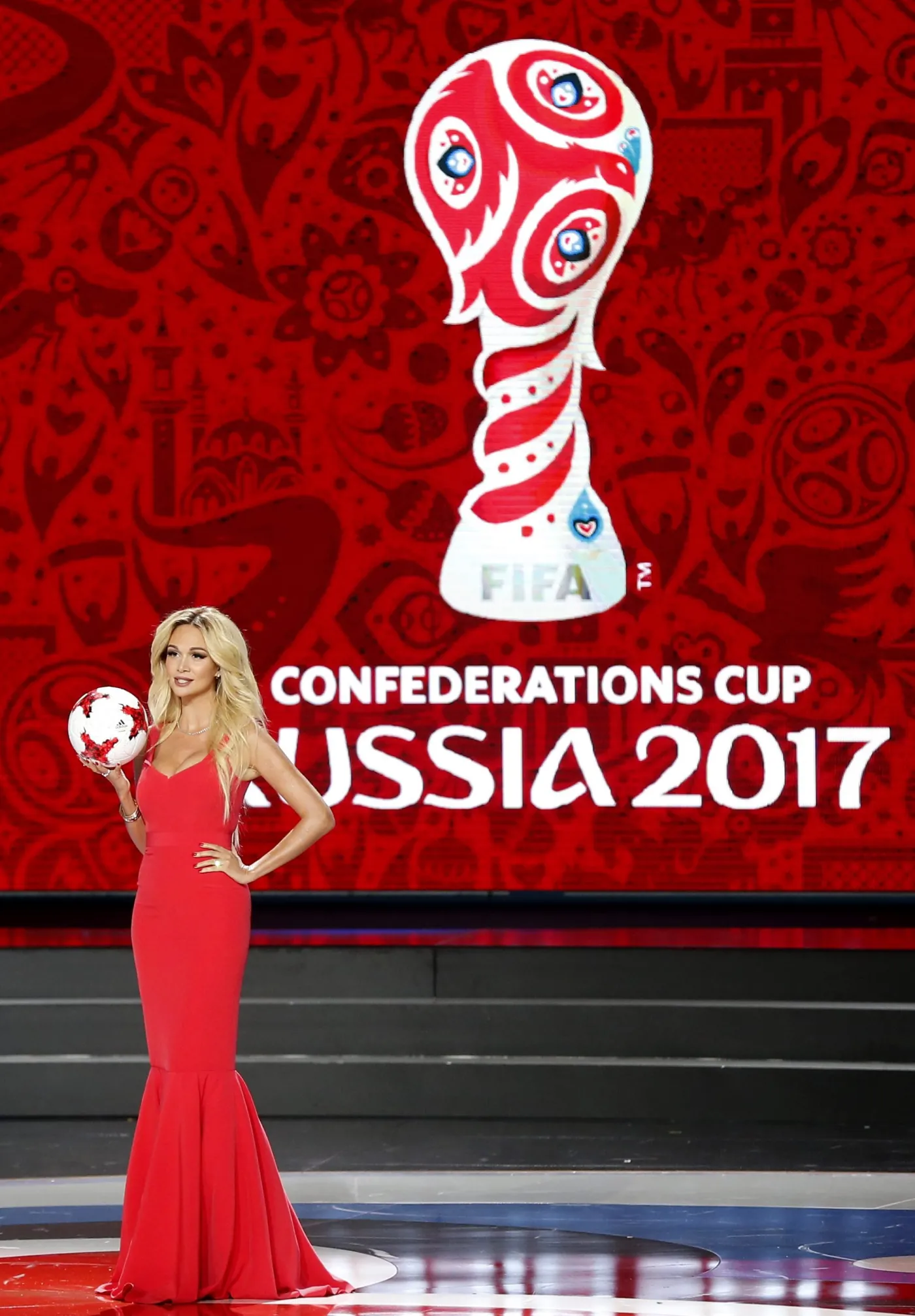Wiktoria Łopyriewa, ambasadorka MŚ 2018, podczas ceremonii losowania Pucharu Konfederacji