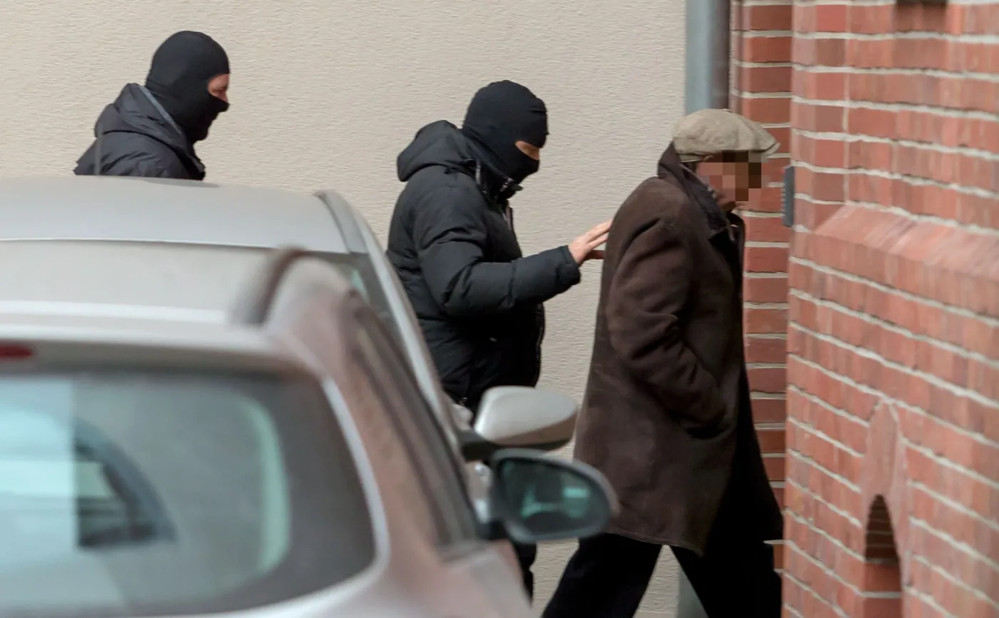 Agenci CBA doprowadzają Józefa P. do prokuratury