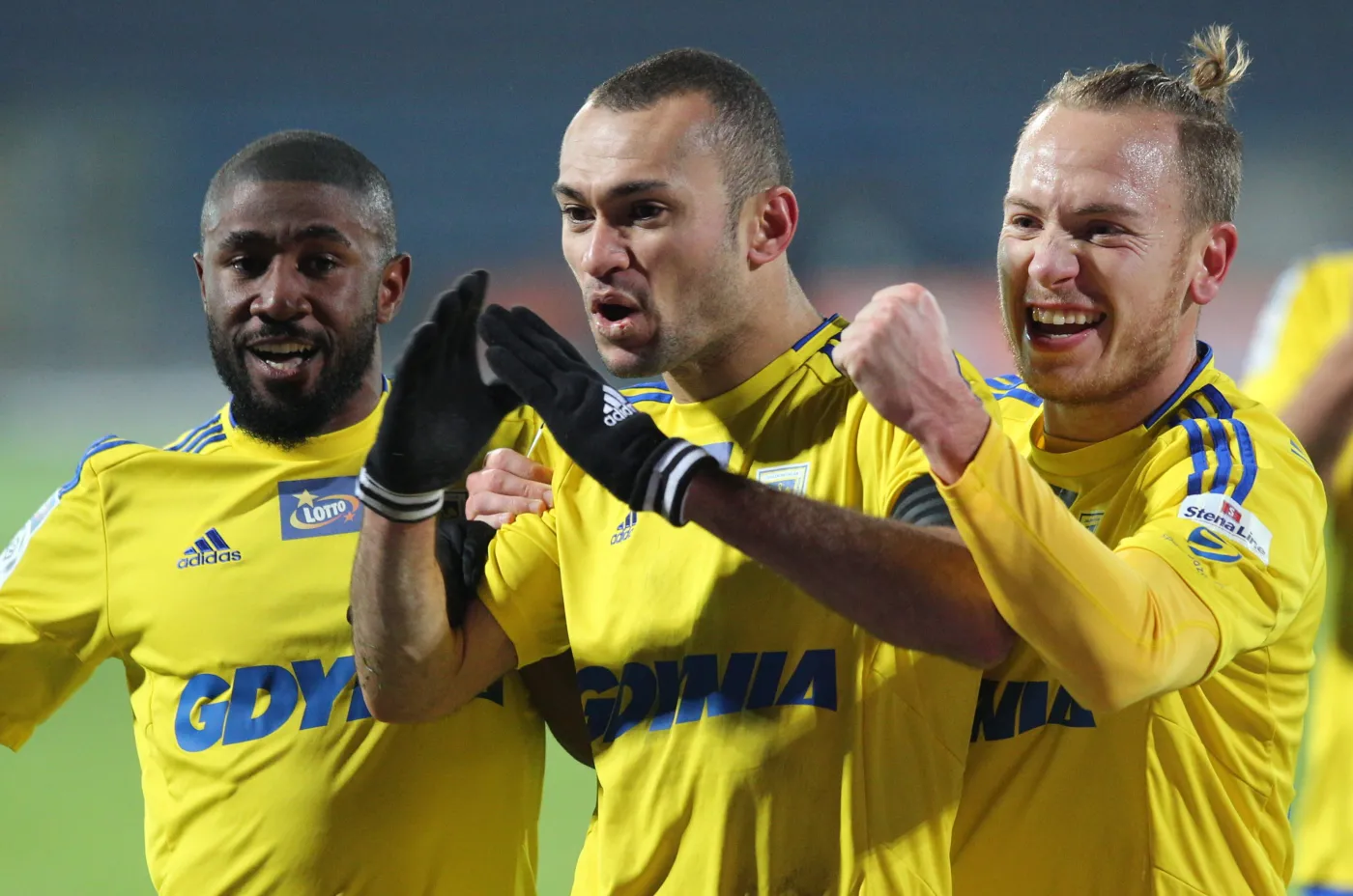 Zawodnicy Arki Gdynia (od lewej): Yannick Sambea, Marcus Vinicius da Silva i Dominik Hofbauer cieszą się ze zdobycia bramki