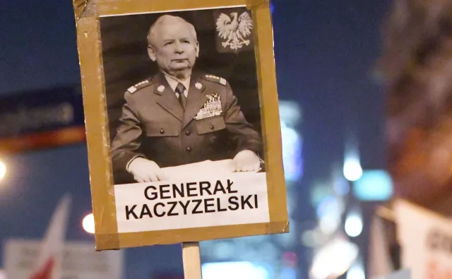 30 tys. zwolenników KOD na ulicach Warszawy. "13 grudnia spałeś do południa", "Precz z dobrą zmianą"