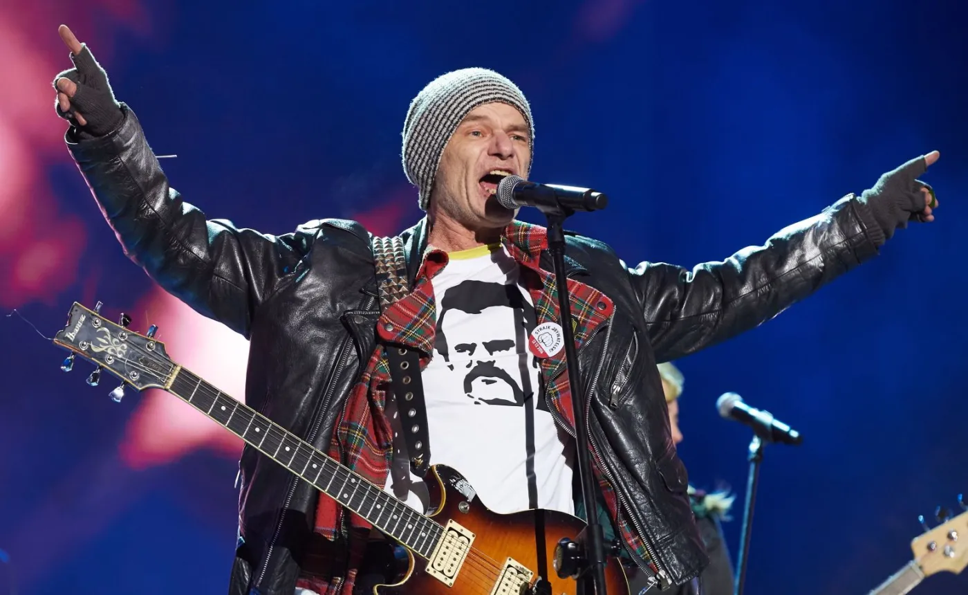 Lider i współzałożyciel zespołu punkrockowego Kryzys - Robert Brylewski w koszulce z Lechem Wałęsą