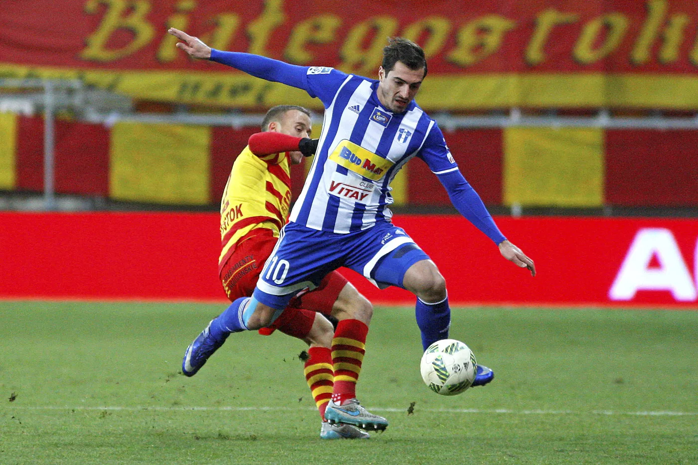 Zawodnik Jagiellonii Białystok Rafał Grzyb (L) i Giorgi Merebaszwili (P) z Wisły Płock