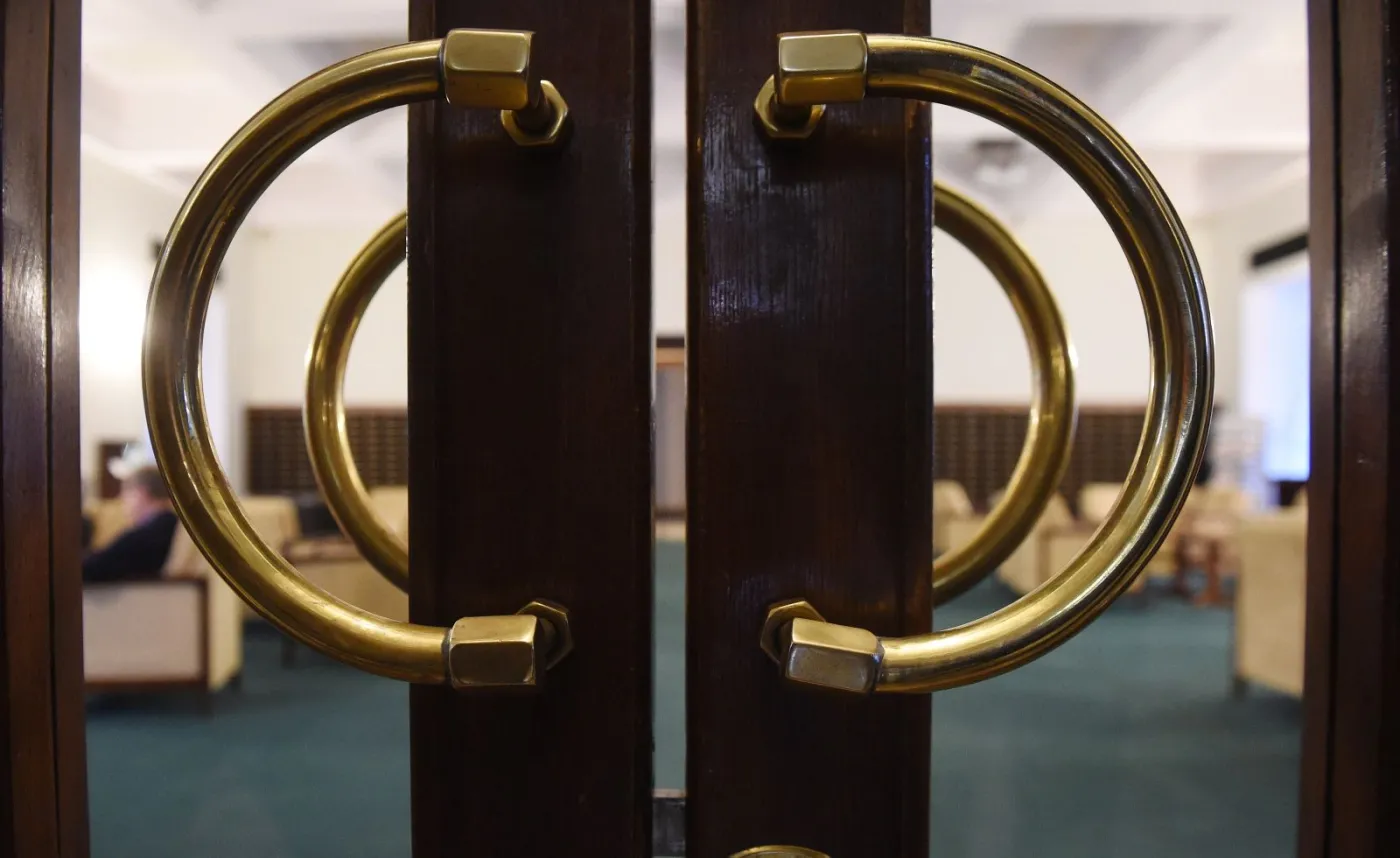 Zamknięte przejście prowadzące na salę plenarną w Sejmie