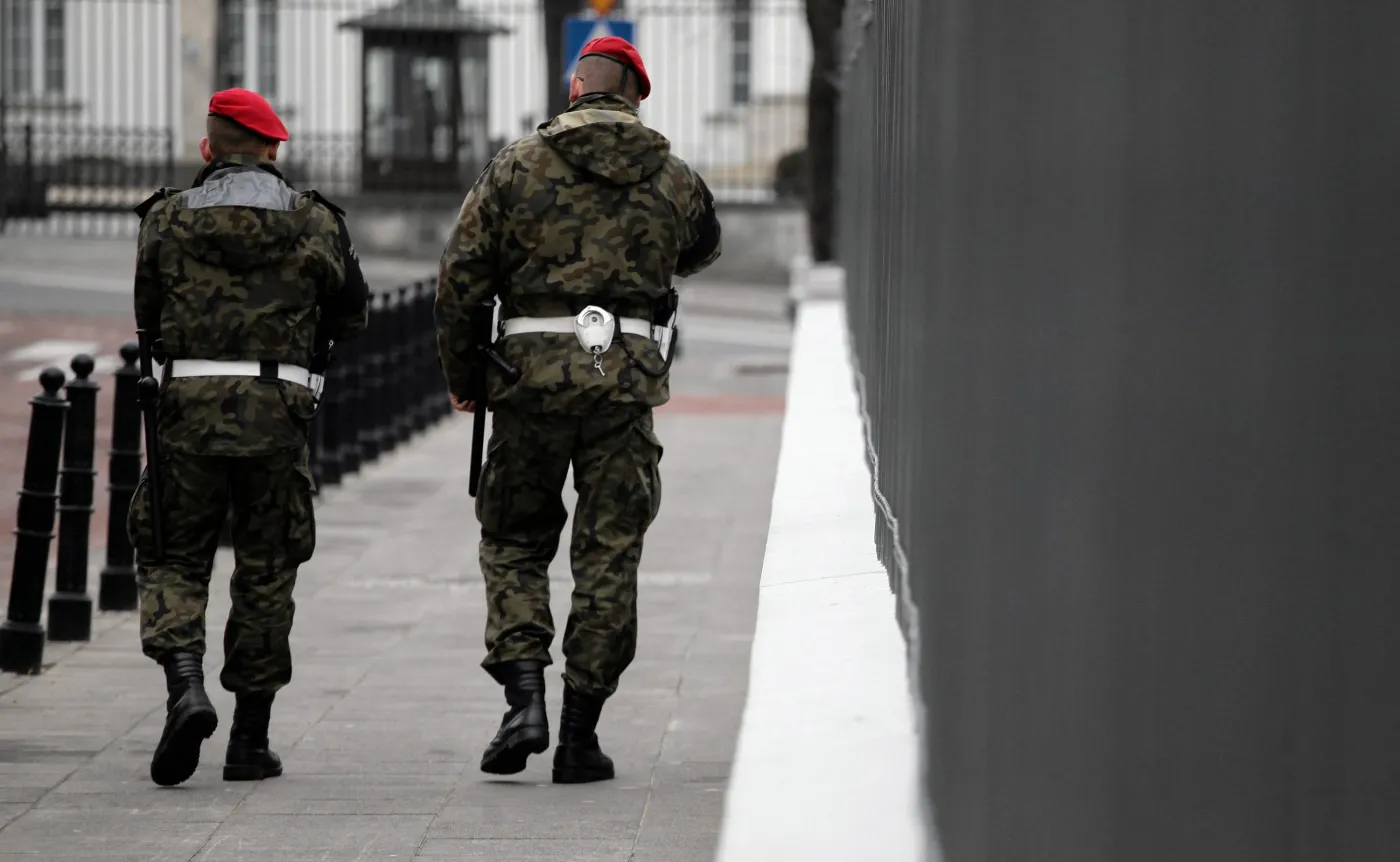 Wojsko wyszło na ulice. Żołnierze i policjanci na wspólnych patrolach. Błaszczak: Prosiłem o to premier Szydło