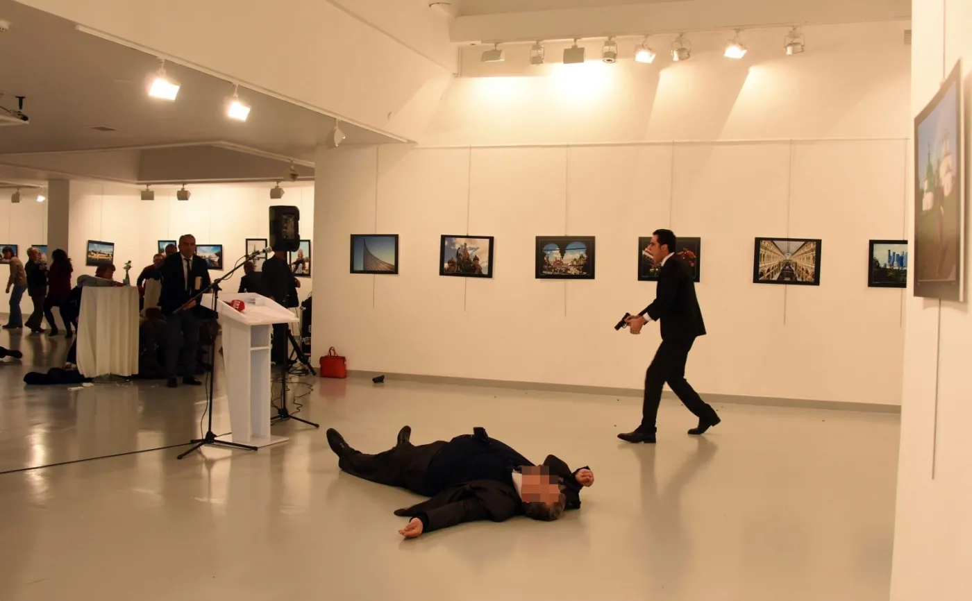 Ambasador Rosji w Turcji Andriej Karłow zastrzelony w galerii przez zamachowca