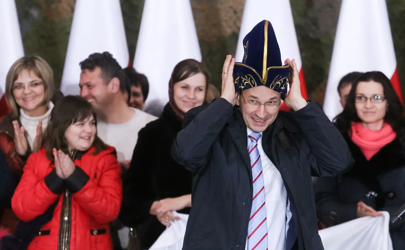 Wicepremier Mateusz Morawiecki wita repatriantów na lotnisku