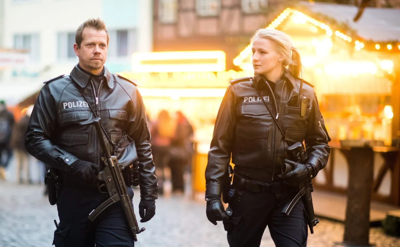 Patrol niemieckich policjantów po zamachu w Berlinie