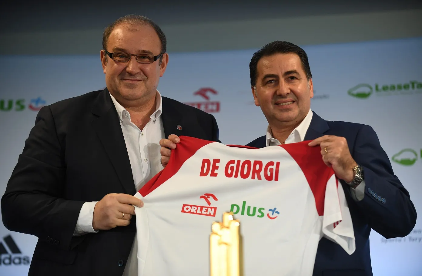 Prezes Polskiego Związku Piłki Siatkowej Jacek Kasprzyk (L) i Włoch Ferdinando De Giorgi (P)