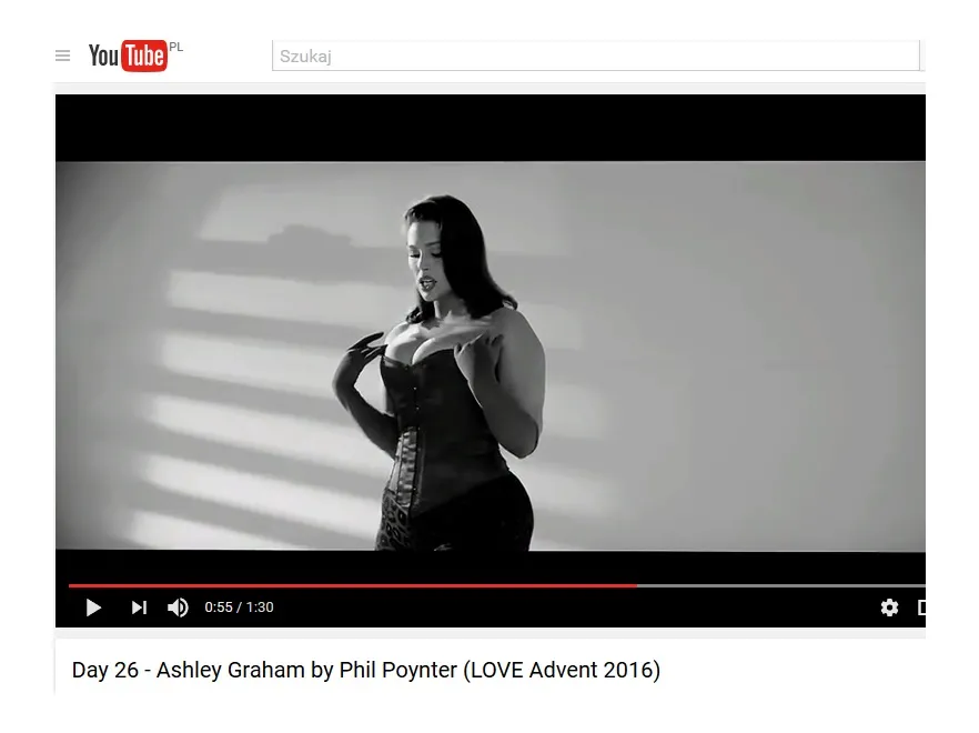 Cudownie krągła Ashley Graham "wisienką na torcie" adwentowego kalendarza miłości! WIDEO