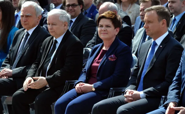 Kto politykiem roku 2016 w Polsce? Kaczyński dopiero na trzecim miejscu. SONDAŻ CBOS