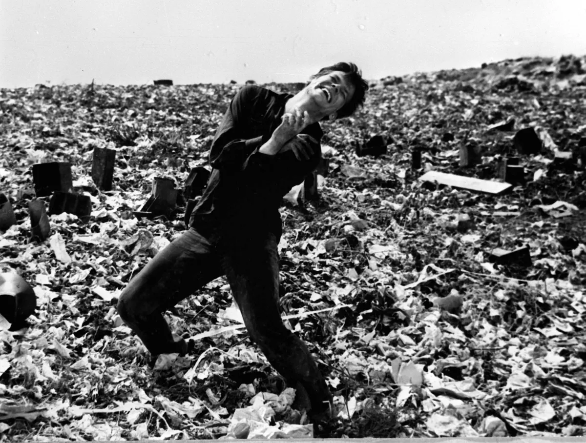 Zbigniew Cybulski - kadr z filmu "Popiół i diement"