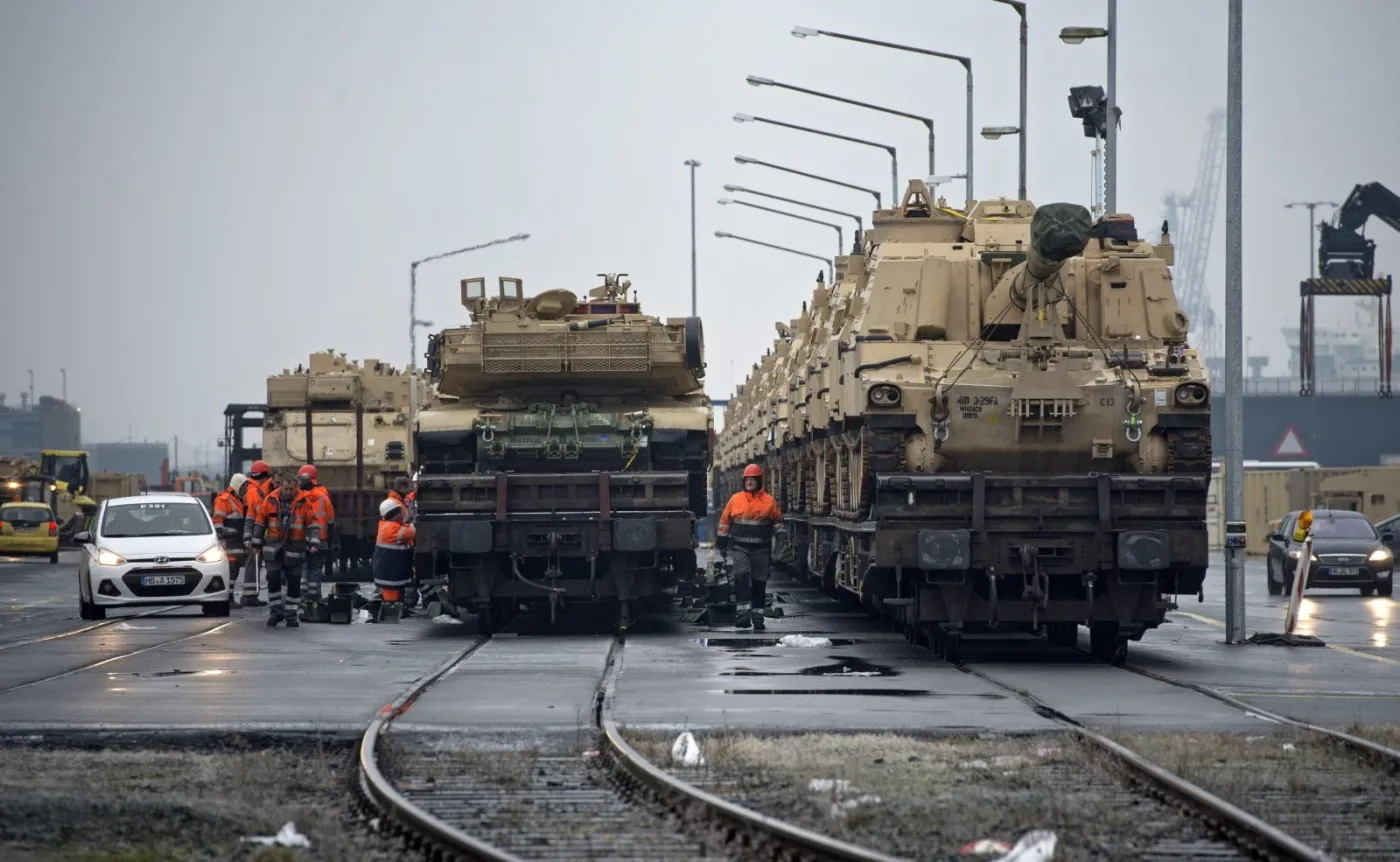 Wyładunek sprzętu amerykańskiej brygady w niemieckim porcie Bremerhaven