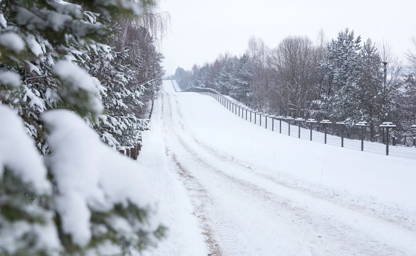 Droga przy jednej z europejskich granic. Zima