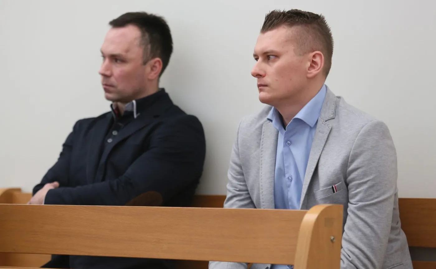 Oskarżeni Krzysztof Ruszczyński (L) i Adrian Dobrzyński (P) na sali rozpraw