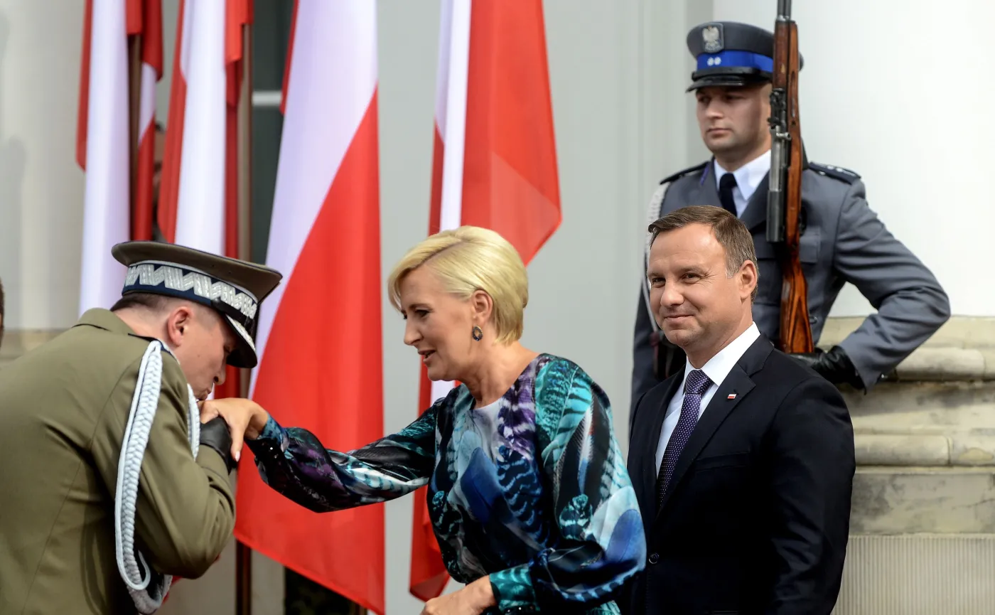 Prezydent Andrzej Duda (P) z żoną Agatą Kornhauser-Dudą (C) podczas uroczystości na dziedzińcu Belwederu