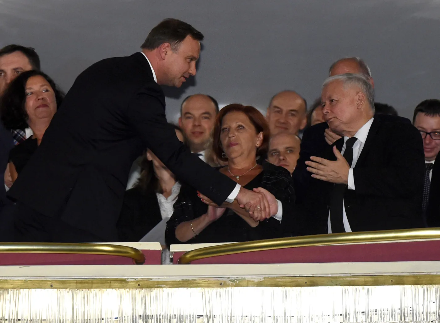 Prezydent Andrzej Duda i prezes PiS Jarosław Kaczyński podczas uroczystej premiery filmu "Smoleńsk"