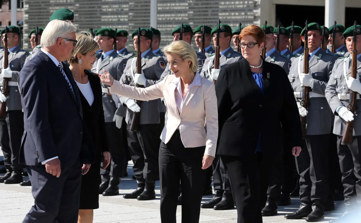 Minsiter obrony Niemiec, Ursula von der Leyen (druga z prawej)
