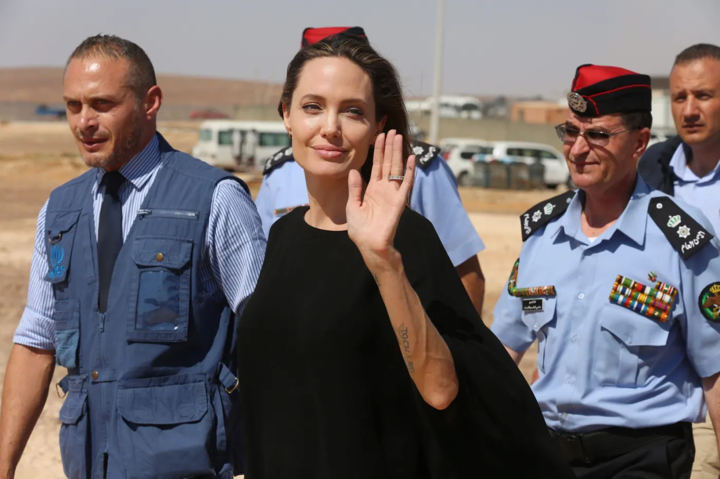 Angelina Jolie z wizytą w obozie syryjskich uchodźców. "Są tu dzieci, które nie znają innego życia niż ta pustynia" [ZDJĘCIA]