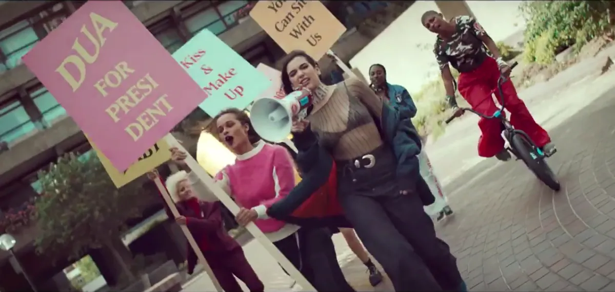 Kadr z teledysku Dua Lipa "Blow Your Mind"