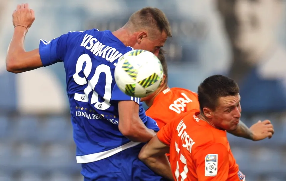 Zawodnik Ruchu Chorzów Eduards Visnakovs (L) i Artem Putiwcew (P) z Bruk-Betu Termaliki Nieciecza