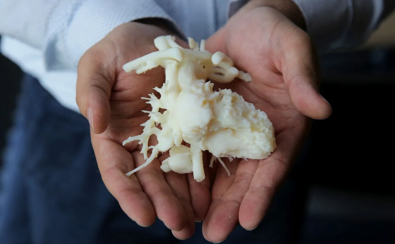 Wojciech Wojtkowski prezentuje akrylowy wydruk serca