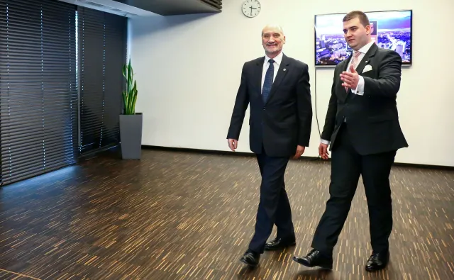 Bartłomiej Misiewicz "na bombach"? Misja specjalna limuzyny Żandarmerii Wojskowej