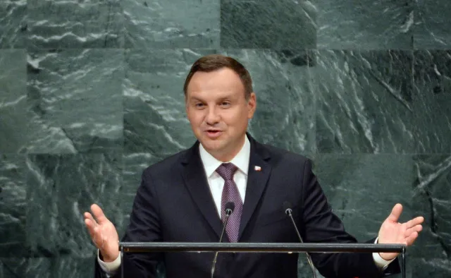 Połowa Polaków dobrze ocenia pracę prezydenta Dudy. Mniej zadowolonych z premier Szydło [SONDAŻ]