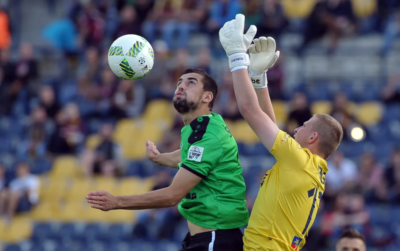 Bramkarz Pogoni Szczecin Adrian Henger (P) i Bartosz Śpiączka (L) z Górnika Łęczna