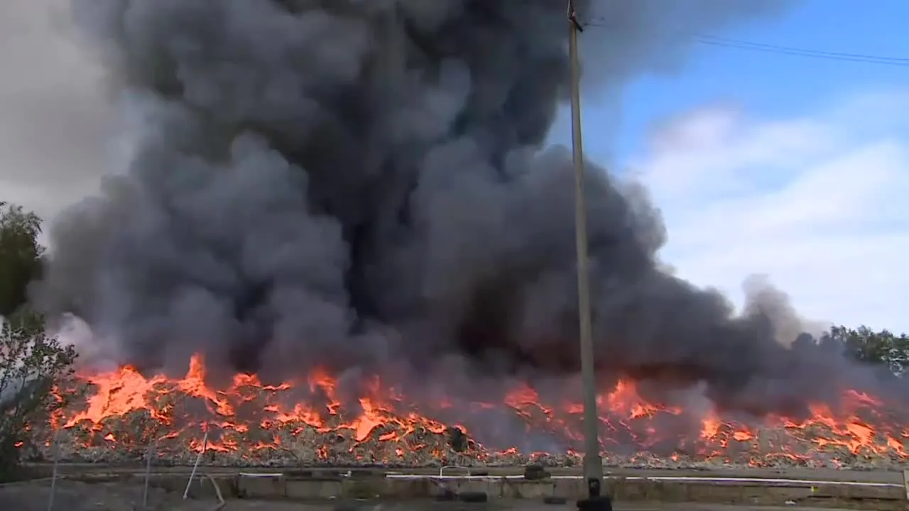 Wielki pożar odpadów w Wąchocku. Na miejscu 30 zastępów straży