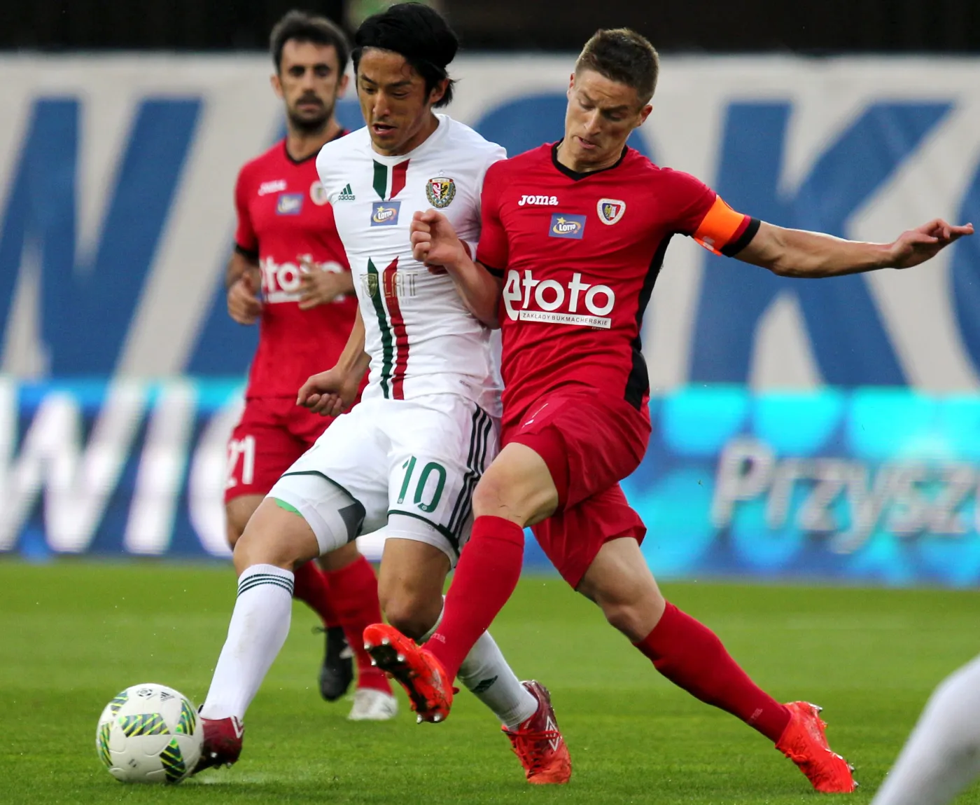 Piłkarz Piasta Gliwice Radosław Murawski (P) i Ryota Morioka (L) ze Śląska Wrocław