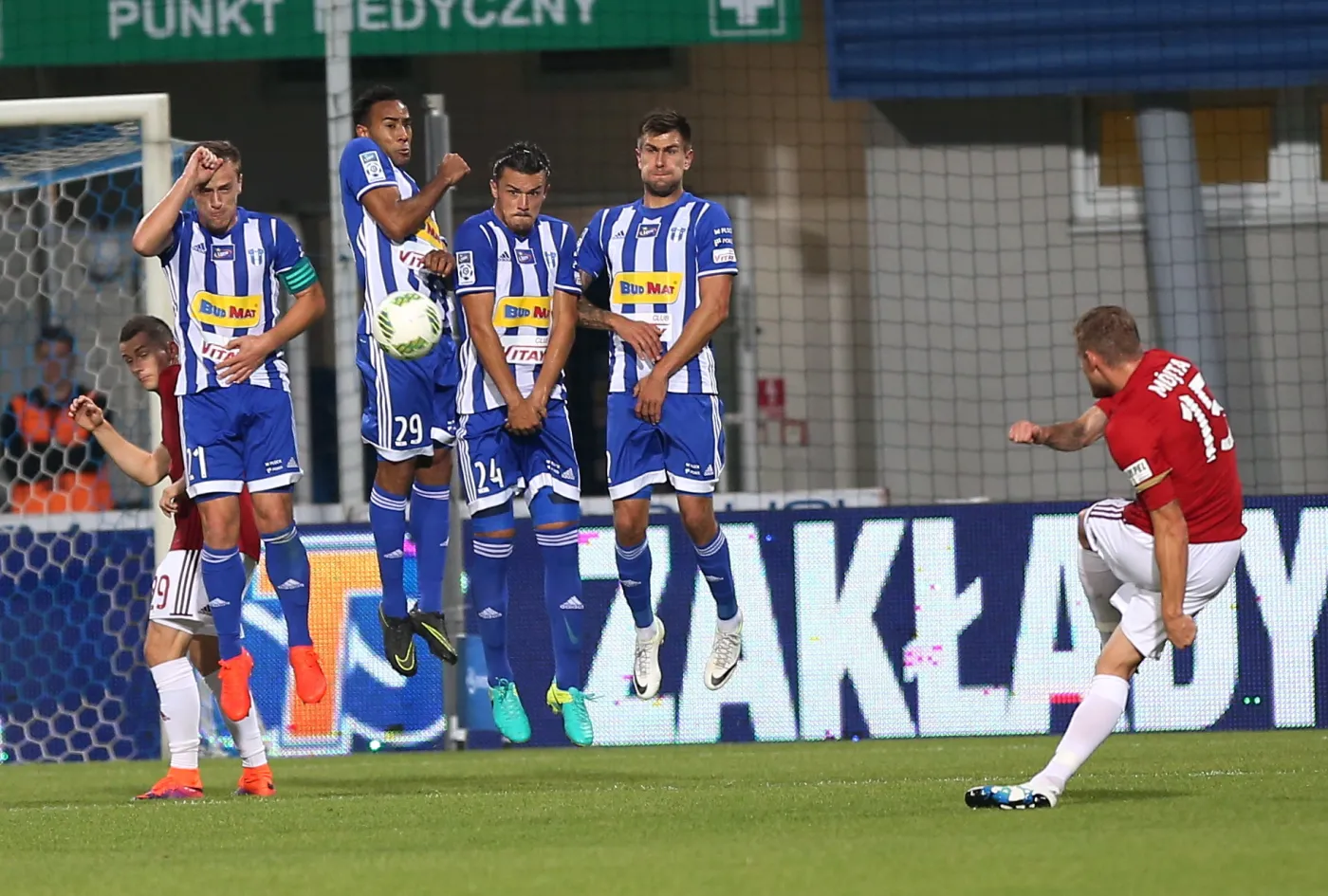 Piłkarz Wisły Kraków Adam Mójta (P) strzela z rzutu wolnego podczas meczu Ekstraklasy z Wisłą Płoc