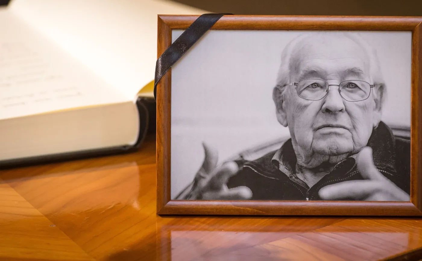 Księgi kondolencyjne po śmierci Andrzeja Wajdy wystawiono w wielu polskich miasta