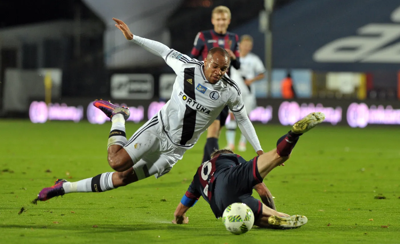 Zawodnik Pogoni Szczecin Rafał Murawski (P) i Vadis Odjidja-Ofoe (L) z Legii Warszawa