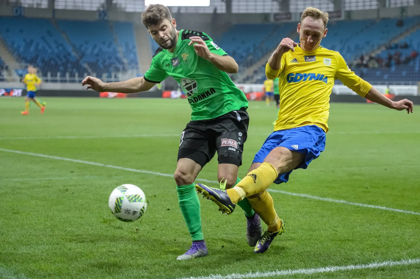 Zawodnik Górnika Łęczna Javier Hernandez (L) i Adam Marciniak (P) z Arki Gdynia