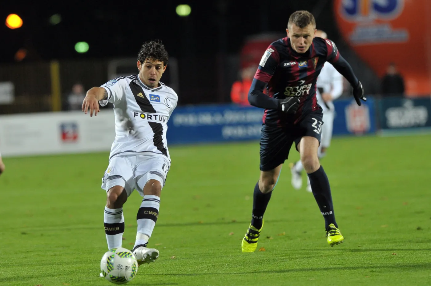 Zawodnik Pogoni Szczecin Mateusz Matras (P) i Guilherme Costa Marques (L) z Legii Warszawa