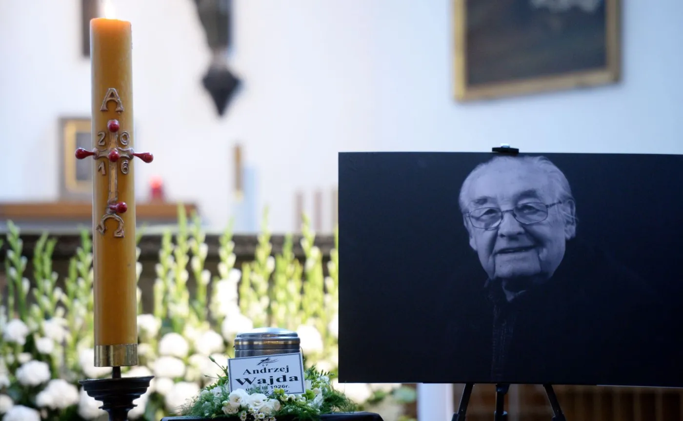 9540730-urna-z-prochami-andrzeja-wajdy.jpg
