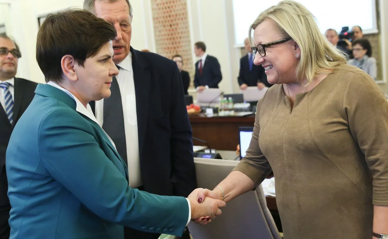 Premier Beata Szydło (L) i szefowa Kancelarii Prezesa Rady Ministrów Beata Kempa (P) przed posiedzeniem rządu