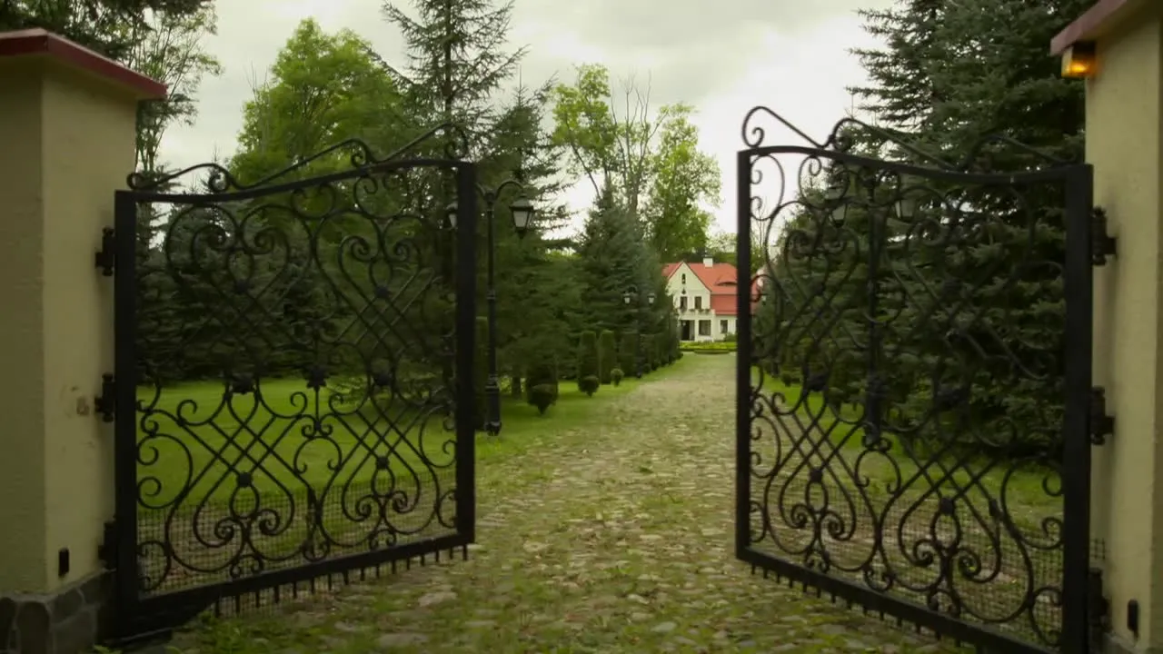 Z wizytą w posiadłości Czesława Langa. Zabytkowy dwór wygląda niczym pałac