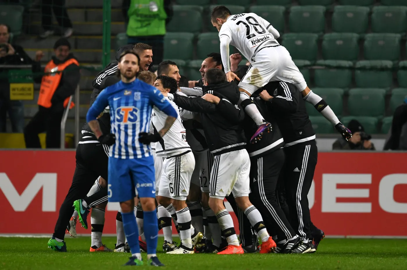 Lotto Ekstraklasa: Wielkie emocje w meczu Legia - Lech. Rzut karny, przepychanki, czerwona kartka i gol ze spalonego