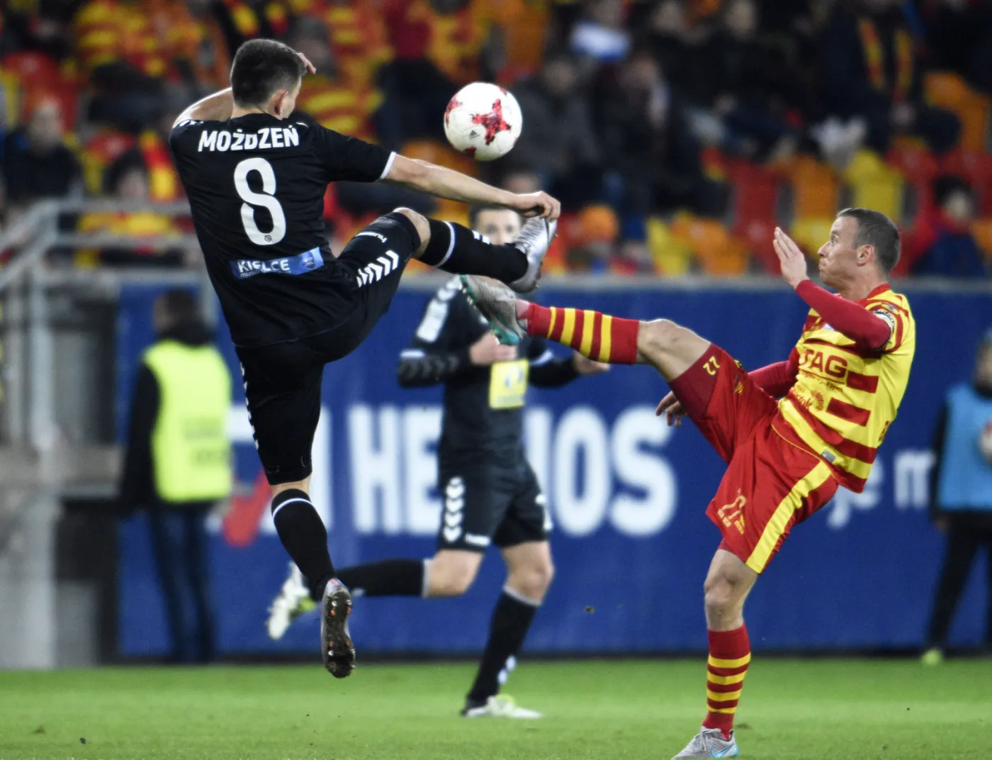 Zawodnik Jagiellonii Białystok Rafał Grzyb (P) i Mateusz Możdżeń (L) z Korony Kielce