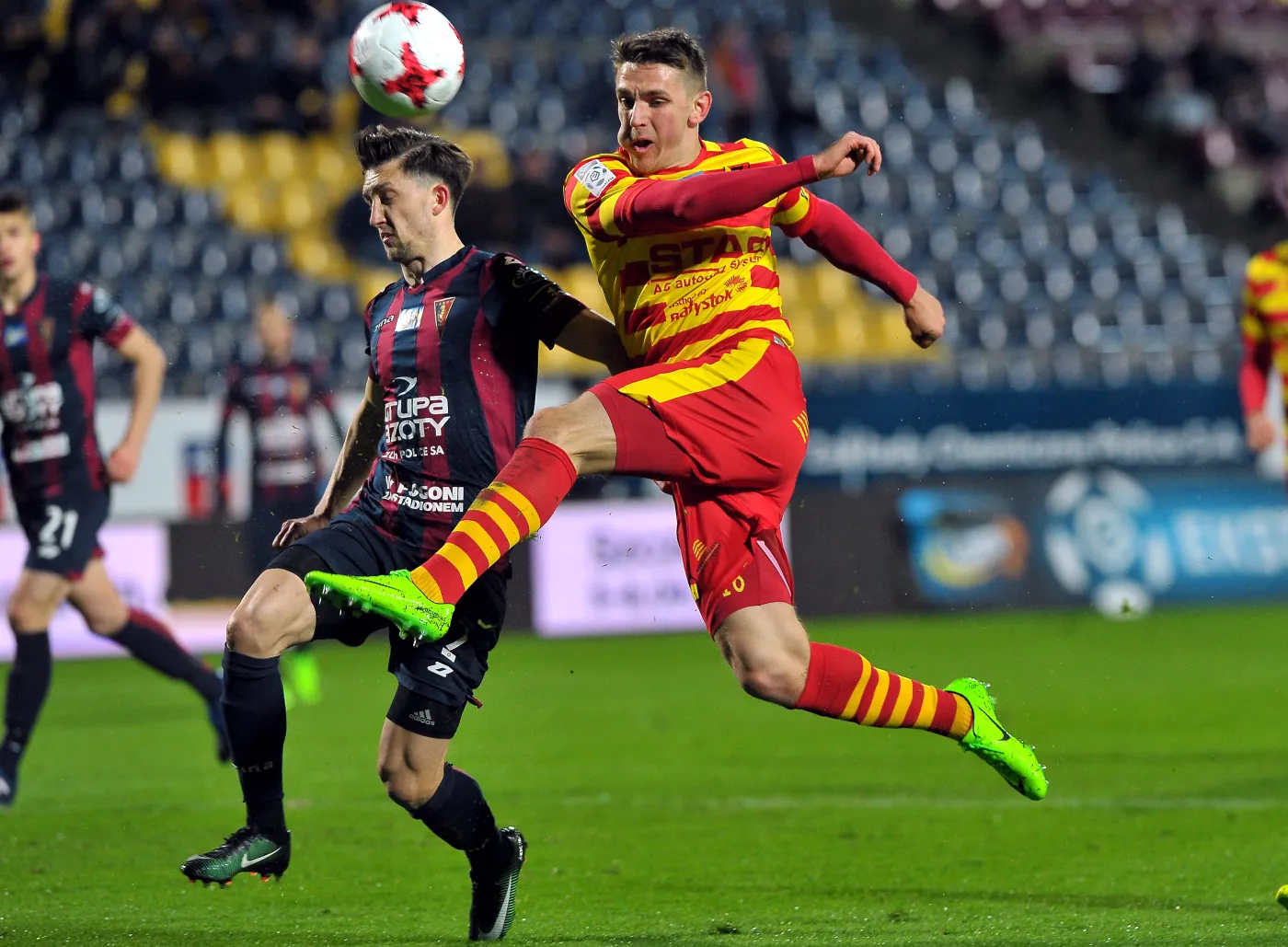 Piłkarz Pogoni Szczecin Cornel Rapa (L) i Fiodor Cernych (P) z Jagiellonii Białystok podczas meczu Ekstraklasy