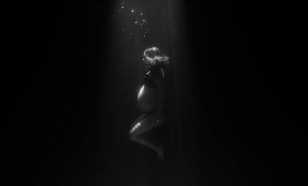 Natalie Portman w teledysku "My Willing Heart" Jamesa Blake'a. 