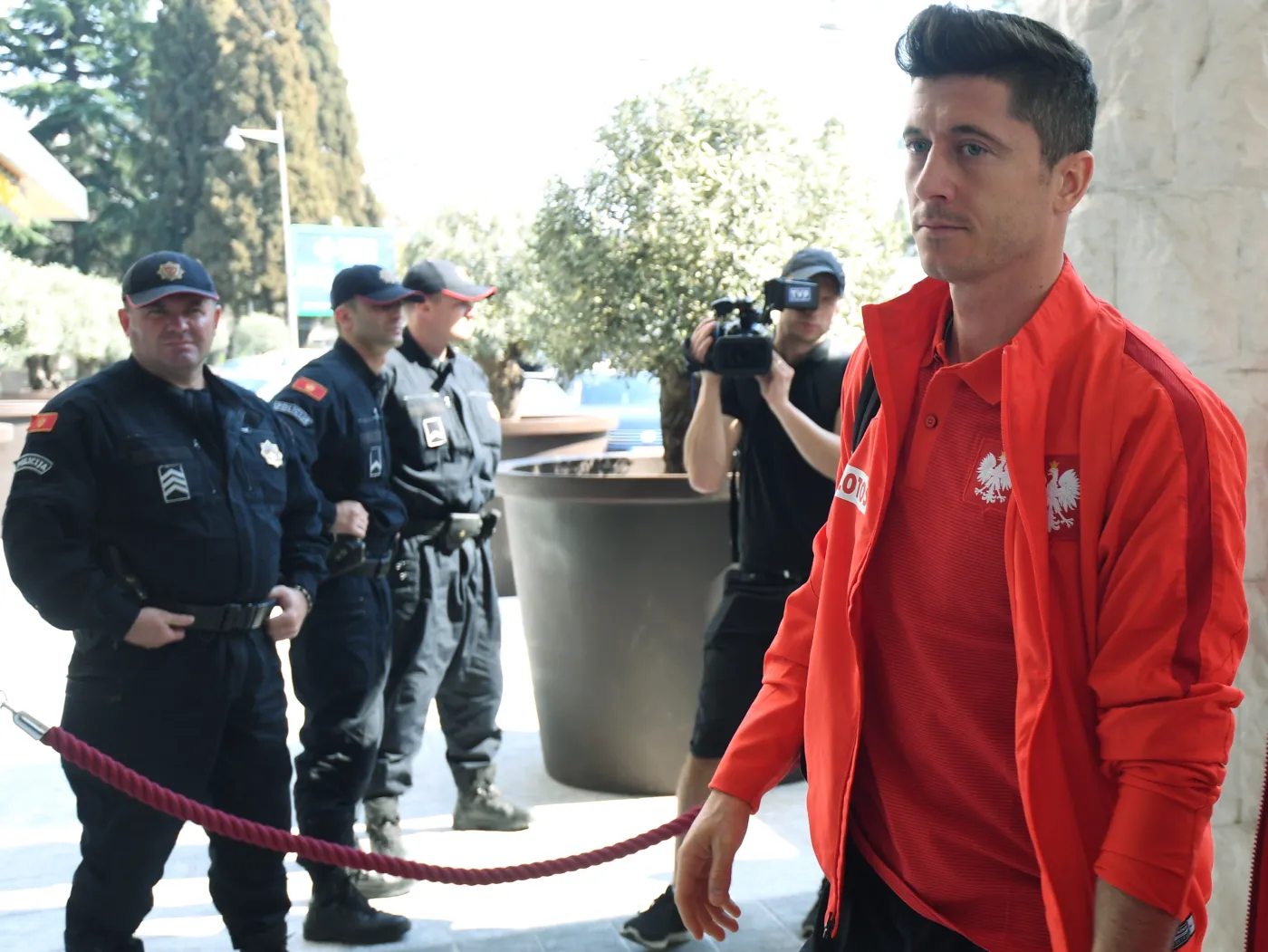 Kapitan i napastnik piłkarskiej reprezentacji Polski Robert Lewandowski w drodze do hotelu